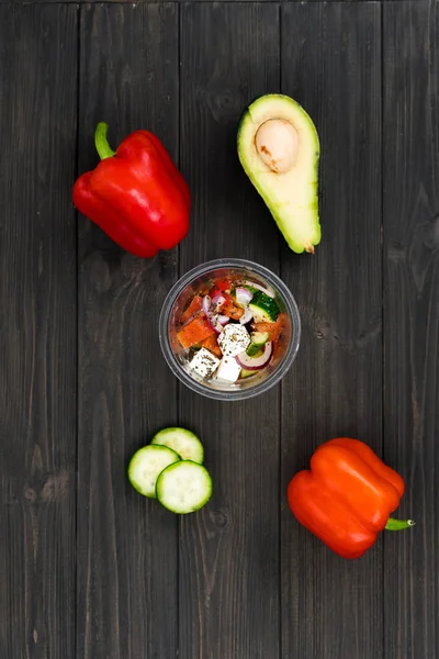 Glasschale mit frischem Salat in der Mitte des Bildes — Stockfoto