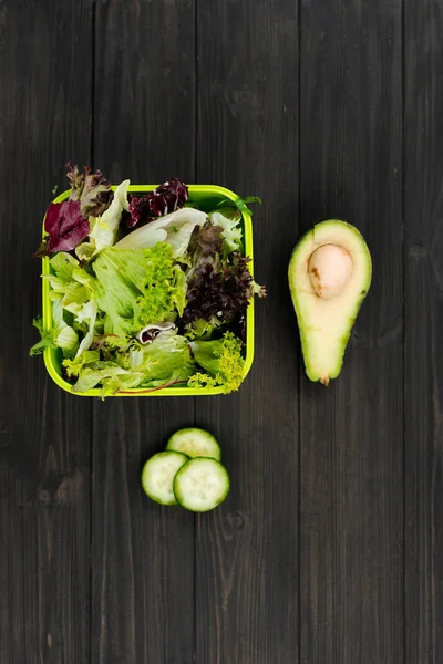 Büyük yeşil kutu taze salata ile ayakta masaya bırakır. — Stok fotoğraf