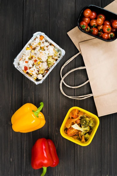 Photo vue du dessus de tomates couchées sur un sac en papier — Photo