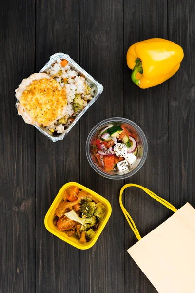 Großes gesundes Schnitzel auf der Kiste mit geschmortem Reis — Stockfoto