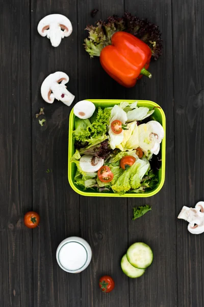 Große grüne Box wird mit frischem Salat vervollständigt — Stockfoto
