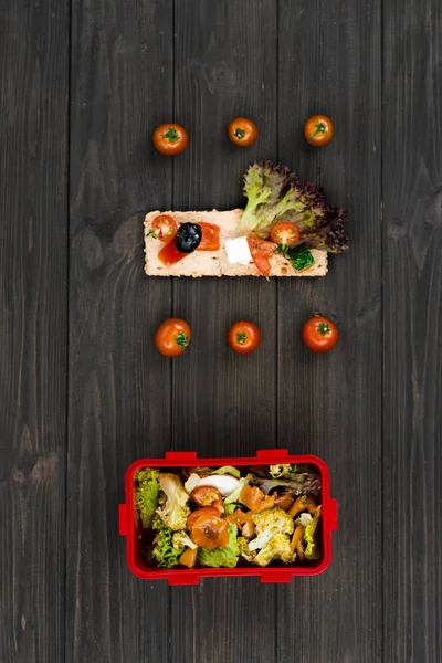 Matig smörgås ligger mellan tomater — Stockfoto