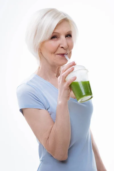 Mulher muito idosa bebendo smoothie — Fotografia de Stock