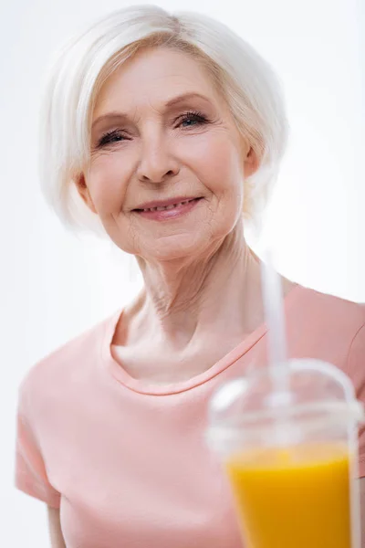 Portret van gelukkig leeftijd vrouw poseren met SAP — Stockfoto