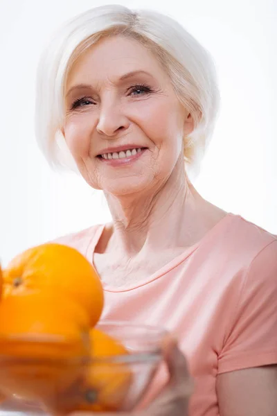 Retrato de mulher loira feliz posando com laranjas — Fotografia de Stock