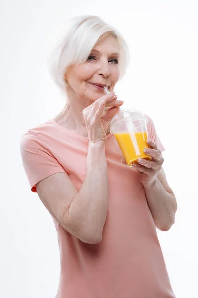 Mulher madura saudável posando com olhar brincalhão — Fotografia de Stock