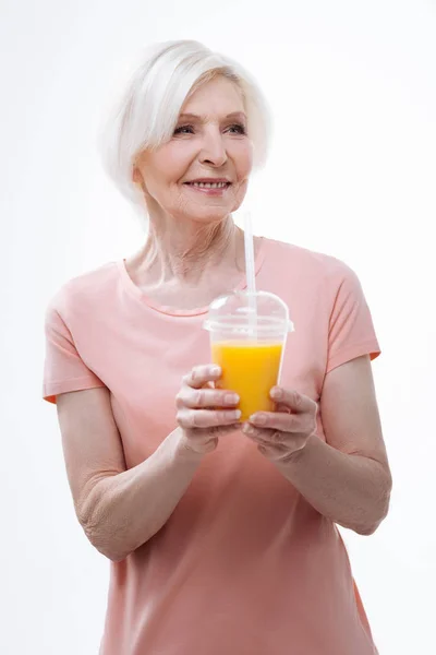 Портрет счастливой блондинки пенсионера глядя в сторону — стоковое фото
