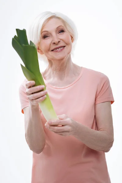 Rentner mit Porree in der Hand begeistert — Stockfoto