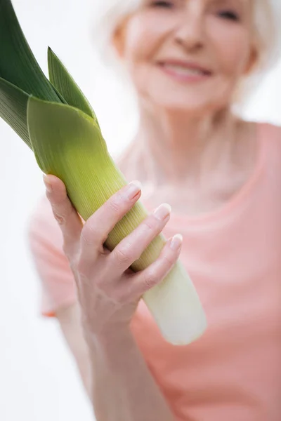 绿色韭菜躺在女性的手的特写 — 图库照片