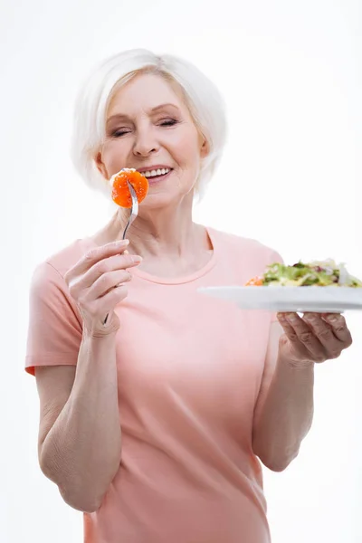 Mulher encantada positiva recebendo satisfação de comer — Fotografia de Stock