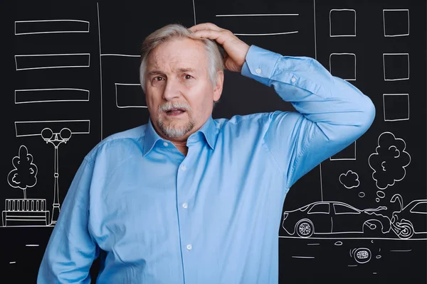 Hombre de pelo gris infeliz mirando el accidente de coche —  Fotos de Stock