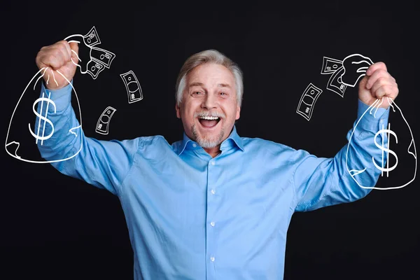 Encantado hombre positivo de pie sobre el fondo negro — Foto de Stock