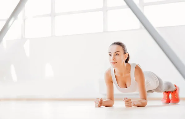 Pretty slim woman concentrating on the physical activity — Stock Photo, Image