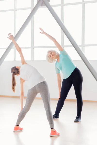 Positive donne sportive che fanno esercizi di flessione — Foto Stock