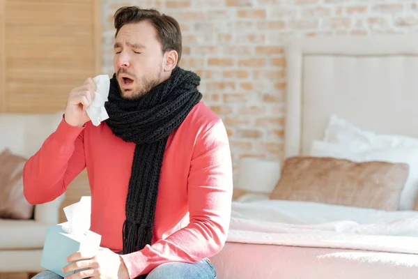 Junger bärtiger Mann zu Hause krank — Stockfoto