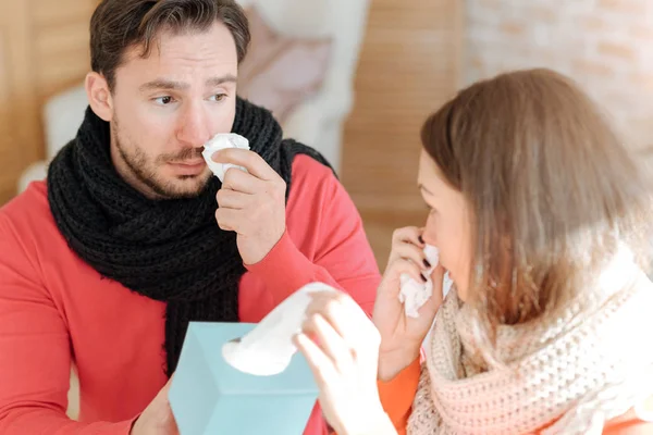 Casal jovem que sofre de gripe em casa — Fotografia de Stock