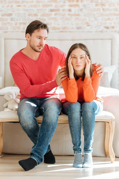 Agradable hombre cuidando de su novia en casa — Foto de Stock