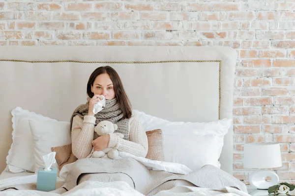 Mulher indefesa que sofre de frio no quarto — Fotografia de Stock