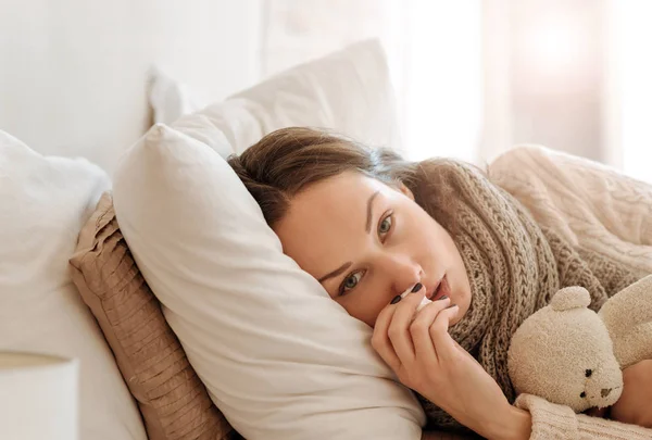 Gefühllose Frau schnüffelt im Schlafzimmer — Stockfoto