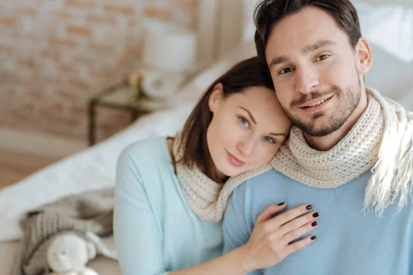 Fröhliches glückliches Paar zu Hause sitzend — Stockfoto