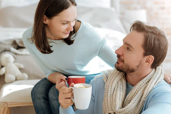 Optimistisch jong koppel het thuis drinken van hete thee — Stockfoto