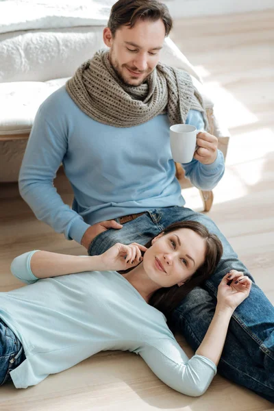 Positivo jovem casal aproveitando o fim de semana em casa — Fotografia de Stock
