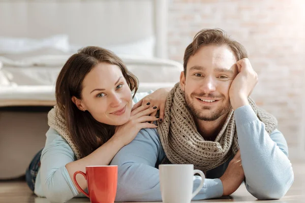 Lachende jong koppel uitdrukken Liefde thuis — Stockfoto