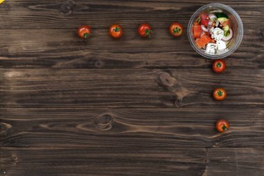 Köşedeki lezzetli salata konumu olan plastik kutu