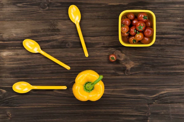 Yellow pepper standing in the middle of the table — Stock Photo, Image