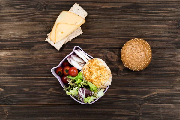 Taze salata ve komik öğle yemeği kutusu içinde olmak pirzola — Stok fotoğraf