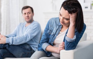 Alnının tutan üzgün depresif kadın