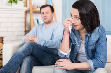 Kağıt mendil tutan mutsuz güzel kadın