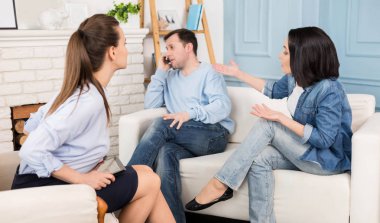 Telefonda konuşan sakin yakışıklı adam