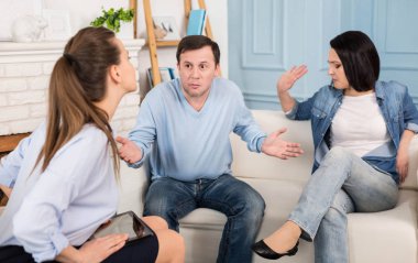 Onun omuzlarında shrugging hoş güzel adam