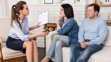 Bir psikolog ile bir tartışma sahip düşünceli üzgün kadın