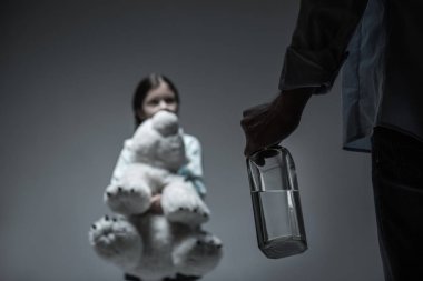 Alkol ile büyük şişe yakın çekim