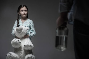 Küçük kızı babasına bakarak iki örgüler ile