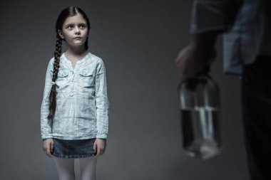 Yanında silah tutan çok genç kadın kişi