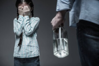 Biraz korkmuş kız gözlerini gizleme