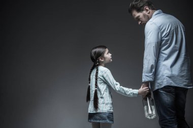 Küçük kız babasının gözlerine bakıyor