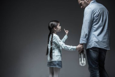 Küçük kız babası değil içki için soran