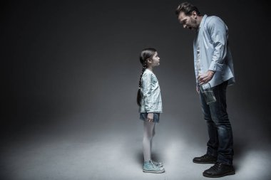 Kızgın adam bağırmaya kızı üzerinde iken