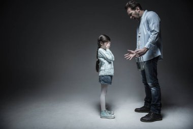 Ciddi babası büyük şişe alkol ile tutmak