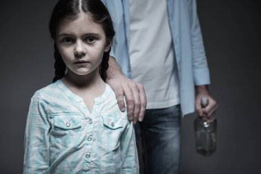 Kameraya poz küçük üzgün kız portresi