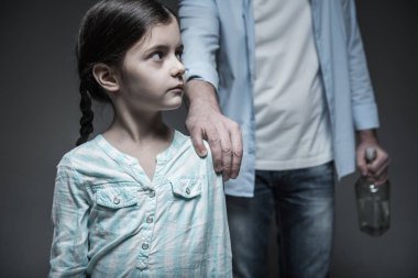 Adam kızı omzuna elini tutarak sorunları ile