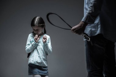 Çok sıkı adam kemer içinde yumruk tutarak