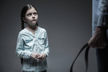 Onun Öfkeli Baba izlerken korkmuş bir kız portresi