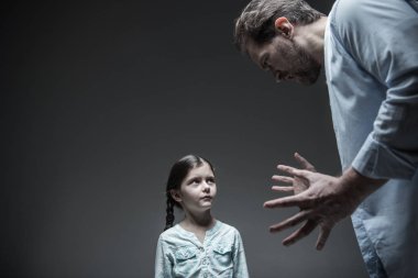 Kavga sırasında emniyet kullanan kötü adam