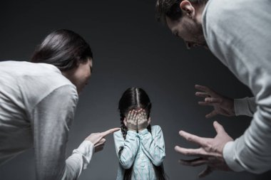 Küçük kıza bağıran iki yaşlı insanlar