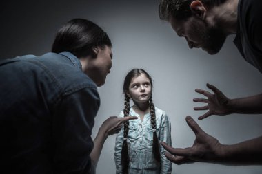 Özenli kız babasına bakıyor